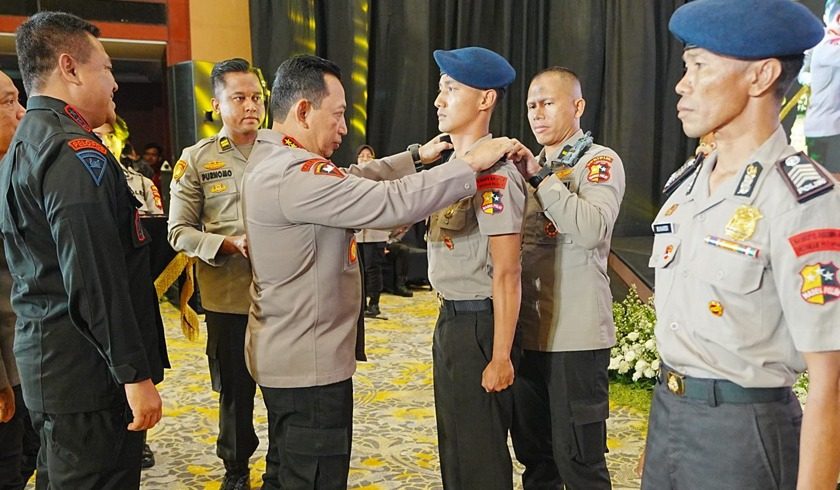 Kapolri Jenderal Listyo Sigit Prabowo memberikan penghargaan berupa kenaikan pangkat luar biasa (KPLB) (foto: istimewa)