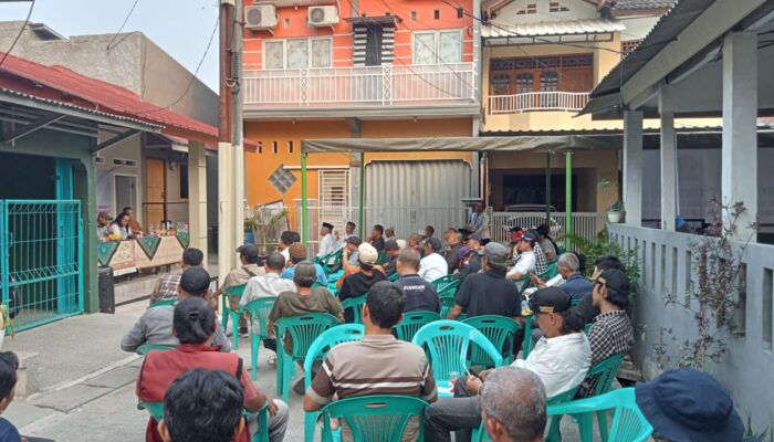 Puluhan warga RW17 Kelurahan Jatimulya, Kabupaten Bekasi keluhkan pembangunan infrastruktur pada kunjungan reses Anggota DPRD Kabupaten Bekasi, Helmi (foto: Abdul Kholilulloh)