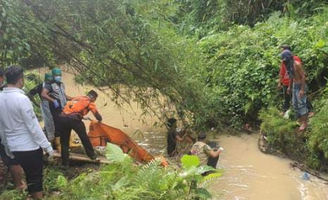 Petugas kepolisian dibantu warga mengevakuasi mayat membusuk di Kali Cibanten di wilayah Kelurahan Cipare, Kota Serang, Provinsi Banten, Jumat (1/12/2023). (Foto: Daeng Yusvin)