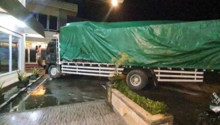 Mobil Truk Bawa Ratusan Dus Rokok Diduga Ilegal, Diamankan Bea Cukai Sintete Kalbar