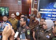 Kejati Banten Serahkan SKP2, Muhyani si Pembunuh Maling Kambing Menangis Sujud Syukur