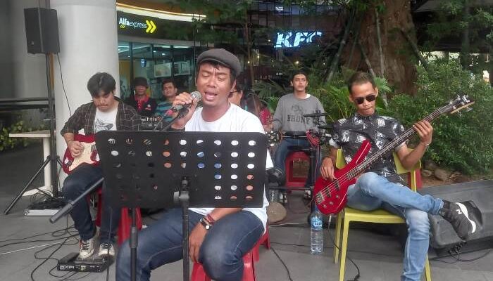 Pemudik Nataru 2024 di Pabuhan Eksekutif Merak Dihibur Live Musik IMM