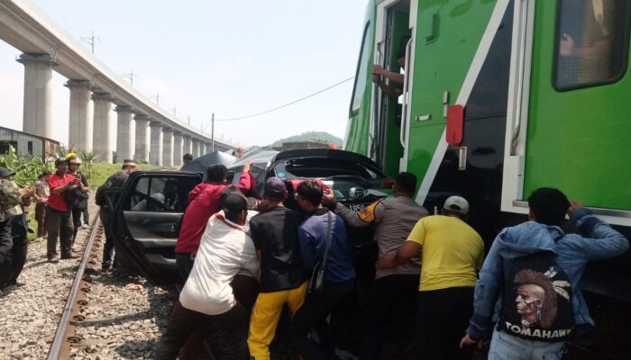 Ngeri, 4 Orang Dinyatakan Tewas dalam Kecelakaan Kereta Feeder Whoosh Bandung