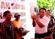 Pj Gubernur Banten Al Muktabar Salurkan Paket Bansos dan UEP untuk Masyarakat Kota Cilegon
