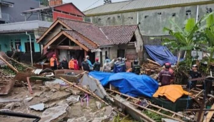 Gercep! Dinsos Jabar Salurkan Bantuan Untuk Korban Banjir Bandang Cimahi