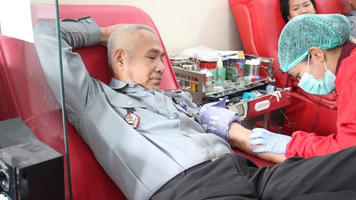 Salah satu karyawan Imigrasi Kelas I Non TPI Karawang saat mengikuti giat donor darah, dalam rangkaian acara HBI ke 74 tahun 2024 (Foto : istimewa)