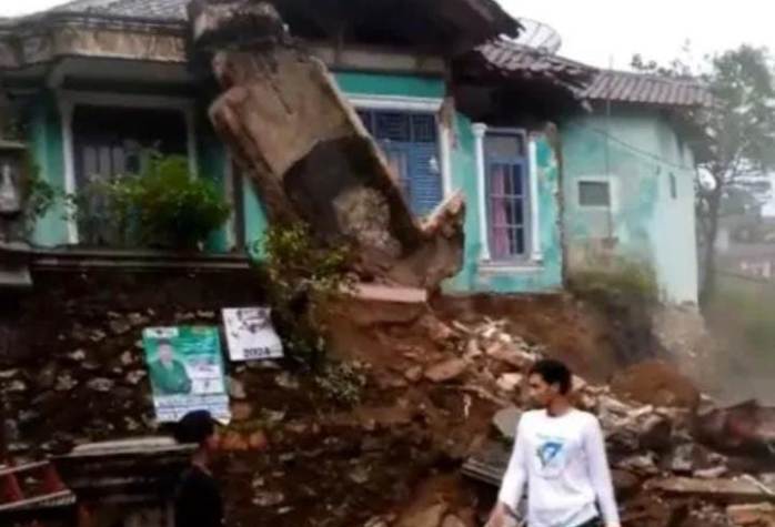 Korban longsor dipicu curah hujan tinggi