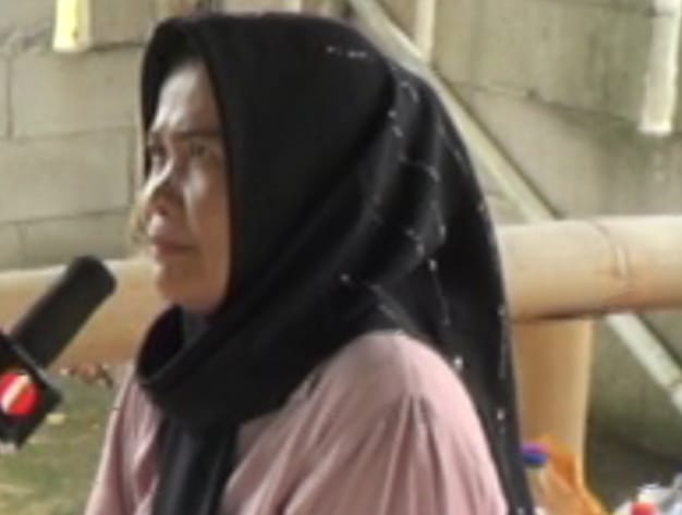 Yati pengunjung pemandian kolam renang Megasrek Pelangi. (Foto: Riyan