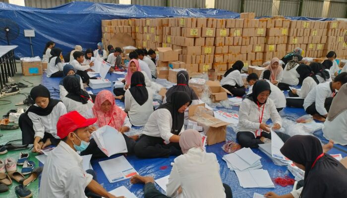Bawaslu Jabar Tinjau Proses Pelipatan Suara di KPU Karawang