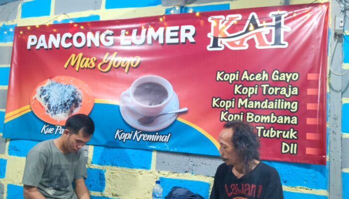 Asyiknya Ngopi dan Ngemil di Warkop Kue Pancong Lumer KAI Senen