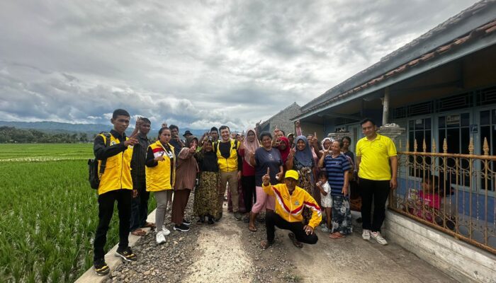Gandeng Relawan, Caleg DPRD Cianjur Metty Triantika Bangun Jalan Desa di Bojongpicung
