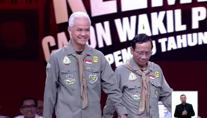 Kenakan Kemeja Pecinta Alam, Paslon Ganjar-Mahfud Tampil Memukau di Debat Cawapres 2024