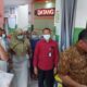 Wali Kota Cilegon Helldy Agustian (pakai batik), bersama Komandan Kodim (Dandim) 0623 Cilegon, Letkol Inf Aryo Priyoutomo, saat mengunjungi warga yang menjalani perawatan medis di Puskesmas Ciwandan, dampak dari bau menyengat dari pabrik kimia PT Chandra Asri. (Foto : Daeng Yusvin)