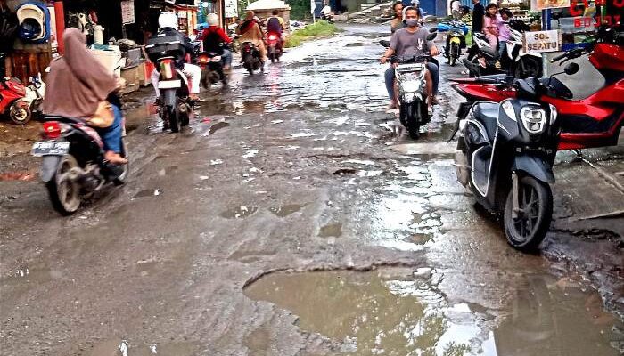 Keluhkan Jalan Rusak Parah di Desa Sukajaya Kabupaten Bekasi, Warga Harap Pemkab Segera Perbaiki