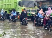 Bahaya Saat Hujan, Warga Kedungwaringin Bekasi Keluhkan Jalan Rusak Parah