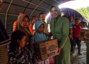 Ketua Persit KCK Koorcab Korem 063 PD III/Siliwangi Serahkan Bantuan Sembako Korban Longsor Cipondok Pasanggrahan