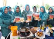 Tangani Stunting, Pj Ketua TP PKK Provinsi Banten Tine Al Muktabar Demo Olahan Nugget Ikan Patin