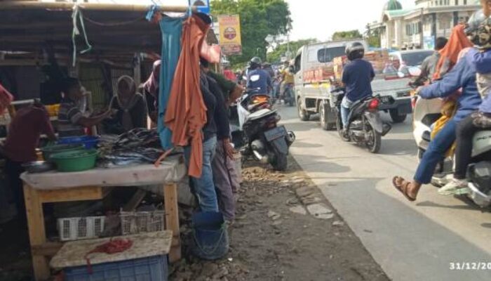 Jelang Tahun Baru 2024, Pedagang Jagung dan Bandeng di Pasar Batujaya Karawang Keluhkan Pembeli Berkurang