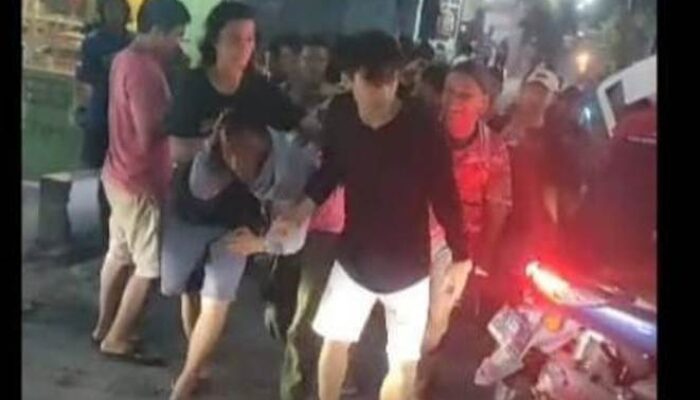 Nahas! Dua Pelaku Curanmor Di Mekarmukti Bekasi Dihajar Massa