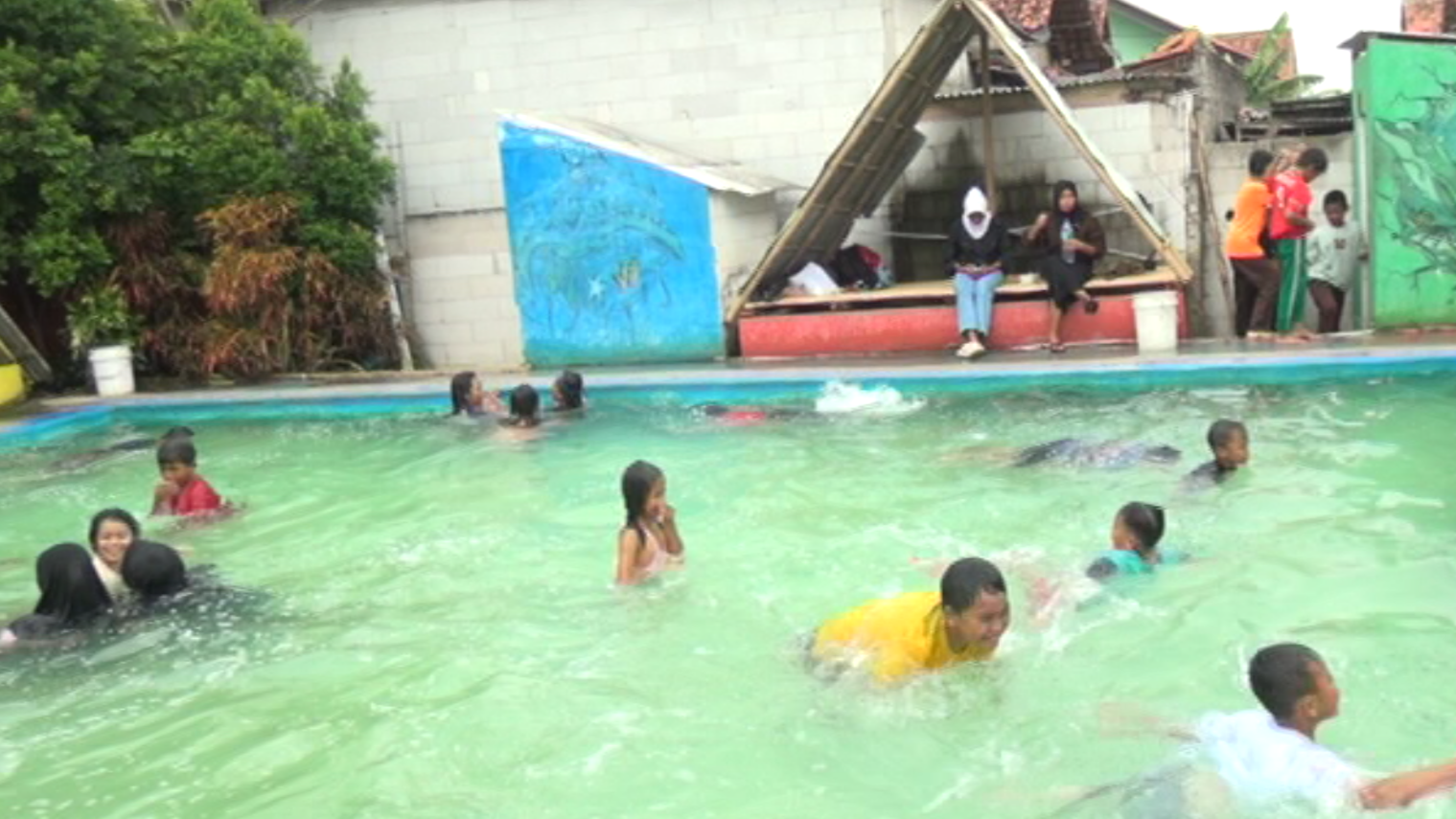 Wisata Kolam Renang Megasrek Pelangi yang berada di Kampung Pulo Panjang Kresek, RT 02/01, Desa Sukamakmur, Kecamatan Sukakarya, Kabupaten Bekasi, Jawa Barat. (Foto: Riyan)
