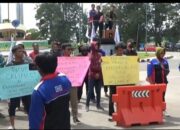 Dinilai Merusak Lingkungan, Ratusan Warga Desa Muktiwari Cibitung Unjukrasa Desak GalianTanah C Ditutup