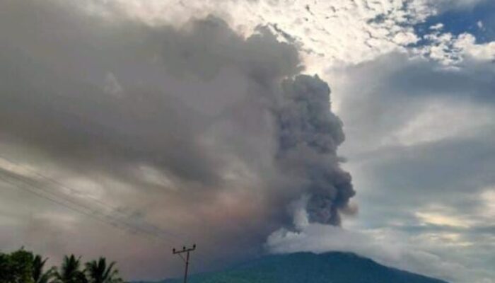 Lontarkan Abu Setinggi 2.000 Meter, Gunung Lewotobi Laki-laki Status Level IV