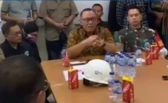Wali Kota Cilegon Helldy Agustian (tengah) saat melakukan sidak ke PT Chandra Asri, pada Sabtu 20 Januari 2024. (Foto : Daeng Yusvin)