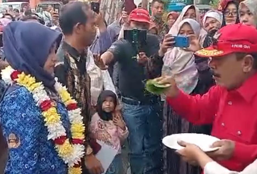 Kades Lambangsari Pipit Heryanti disambut sejumlah tokoh dan masyarakat setempat. (Foto : istimewa)