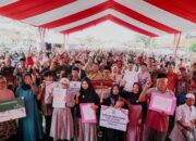 Pj Gubernur Banten Al Muktabar Salurkan Bantuan Sosial kepada Masyarakat Pandeglang