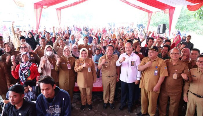 Pj Gubernur Banten Al Muktabar Salurkan Bantuan Lisdes