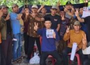 Kades Pose Dua Jari Sambil Pegang Stiker Pasangan Prabowo-Gibran Diperiksa Bawaslu