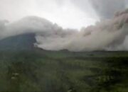 Gunung Semeru Meletus Semburkan Abu Vulkanik Setinggi 800 Meter