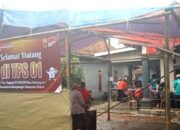 Diguyur Hujan Warga Cabangbungin Bekasi Tetap Datang ke TPS untuk Nyoblos