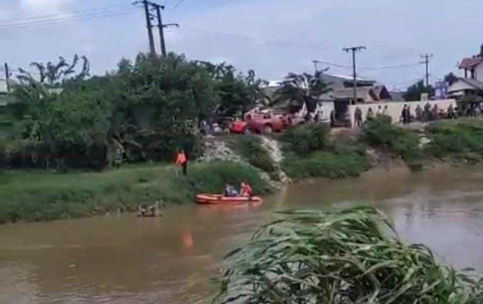 Tim SAR BPBD Kabupaten Bekasi saat pencarian korban di Kali Gempar. (Foto : istimewa)