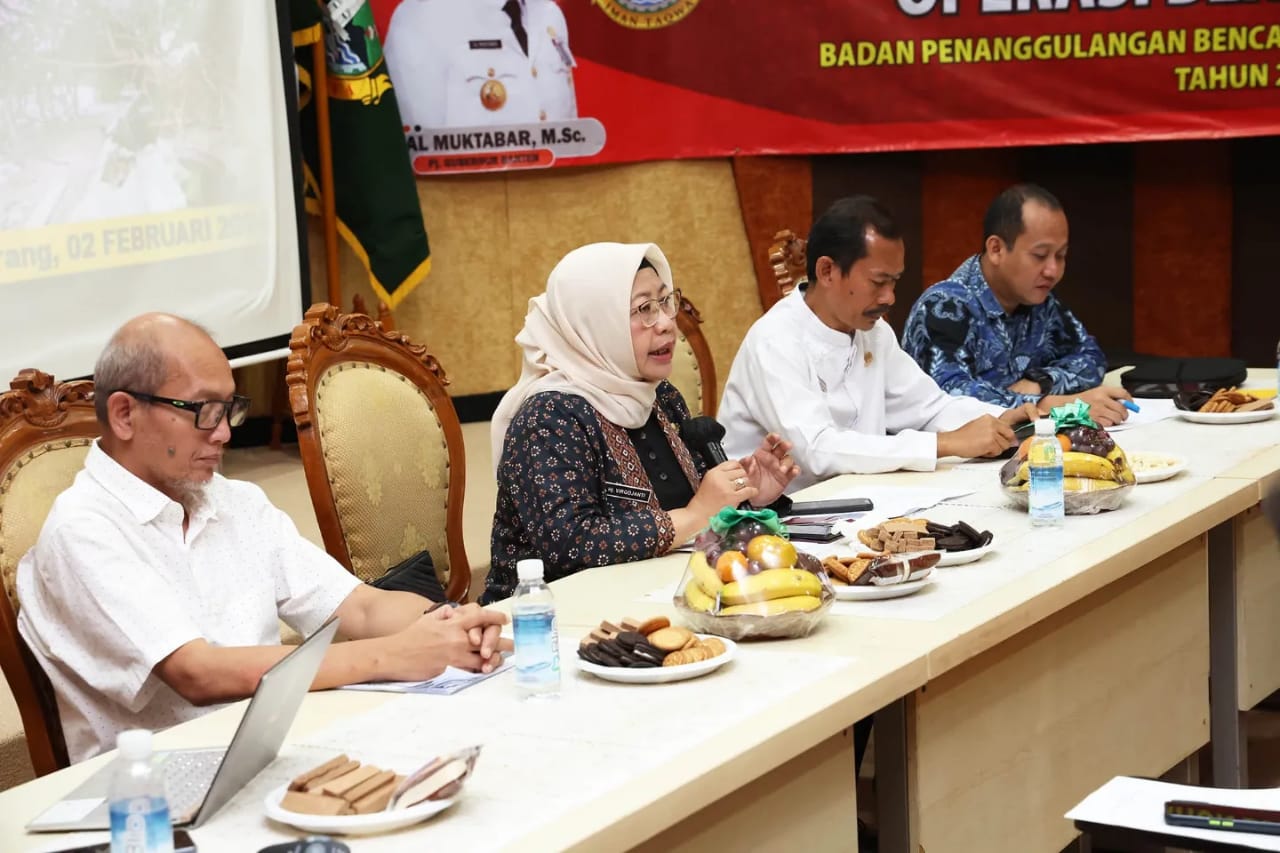 Rapat koordinasi Sekda Provinsi Banten Virgojantin bersama BPBD serta Stakehorder terkait. (Foto : istimewa)