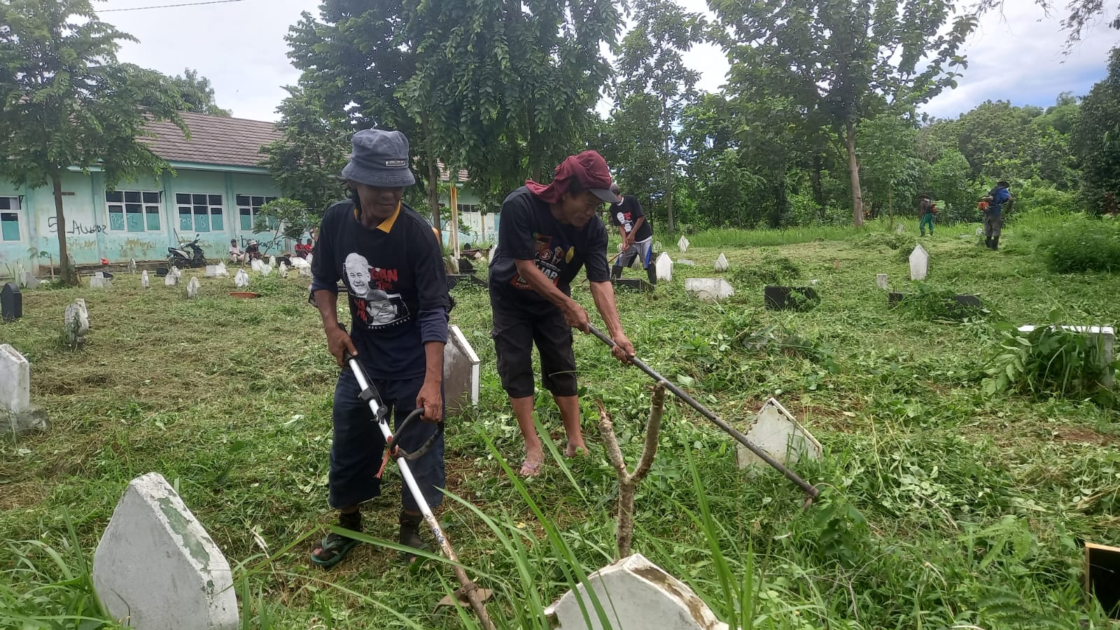 Kegiatan Warga Perkarungan Lama, Serang Banten bersih-bersih TPU, (Foto : Daeng Yusvin).