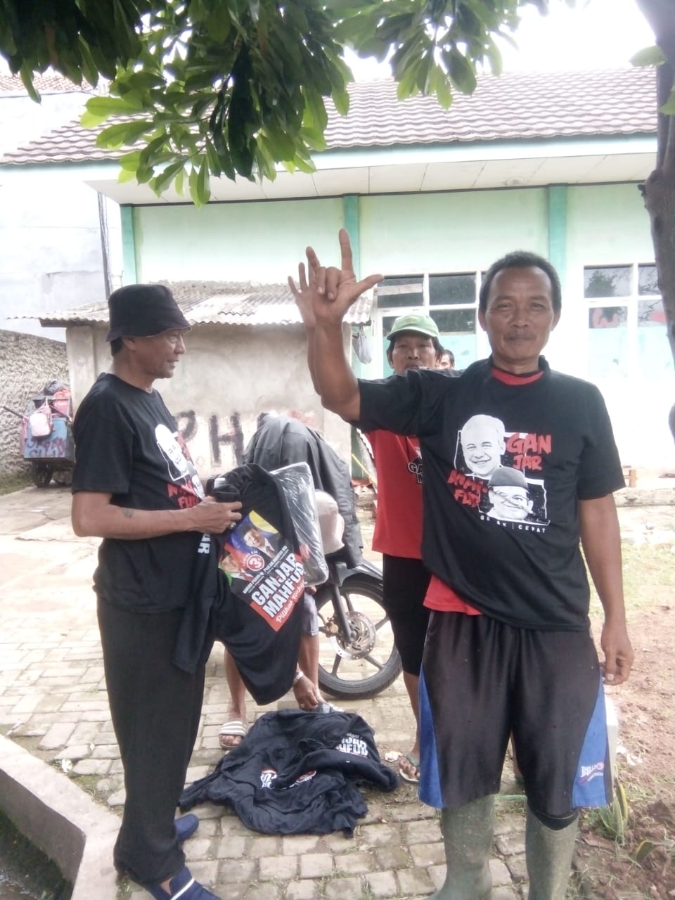 Kegiatan Warga di Link Kampung Pekarungan Lama bersama Gama di Taman Pemakaman Umum (TPU). (Foto : Daeng Yusvin).