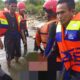 Tim SAR gabungan melakukan pencarian dengan menggunakan Rubber boat, menyisir ke arah hilir mengikuti aliran sungai. (Foto : istimewa)