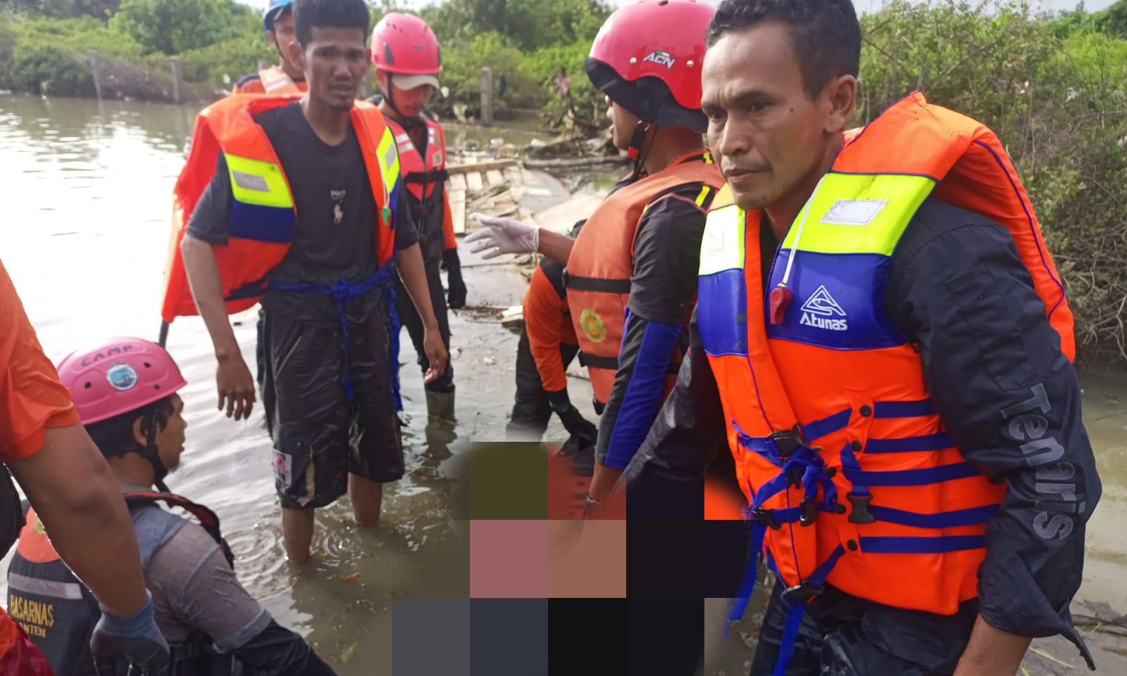 Tim SAR gabungan melakukan pencarian dengan menggunakan Rubber boat, menyisir ke arah hilir mengikuti aliran sungai. (Foto : istimewa)