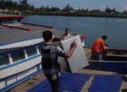 Gunakan Kapal Motor Nelayan, KPU Kabupaten Serang Distribusikan Logistik ke Pulau Terpencil Pulau Tunda