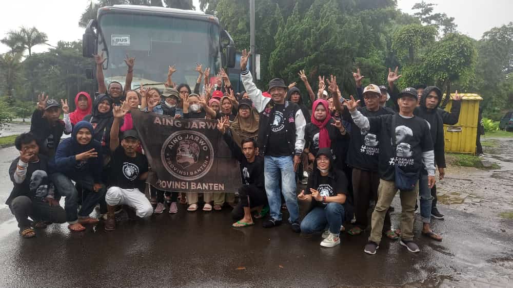 Puluhan Relawan Militan Aing Jarwo Banten, salah satu Organ Relawan GAMA di Kota Serang, Provinsi Banten, siap menuju Kampanye Akbar di Gelora Bung Karno (GBK) Jakarta, Sabtu 3 Februari 2024. (Foto : Daeng Yusvin)