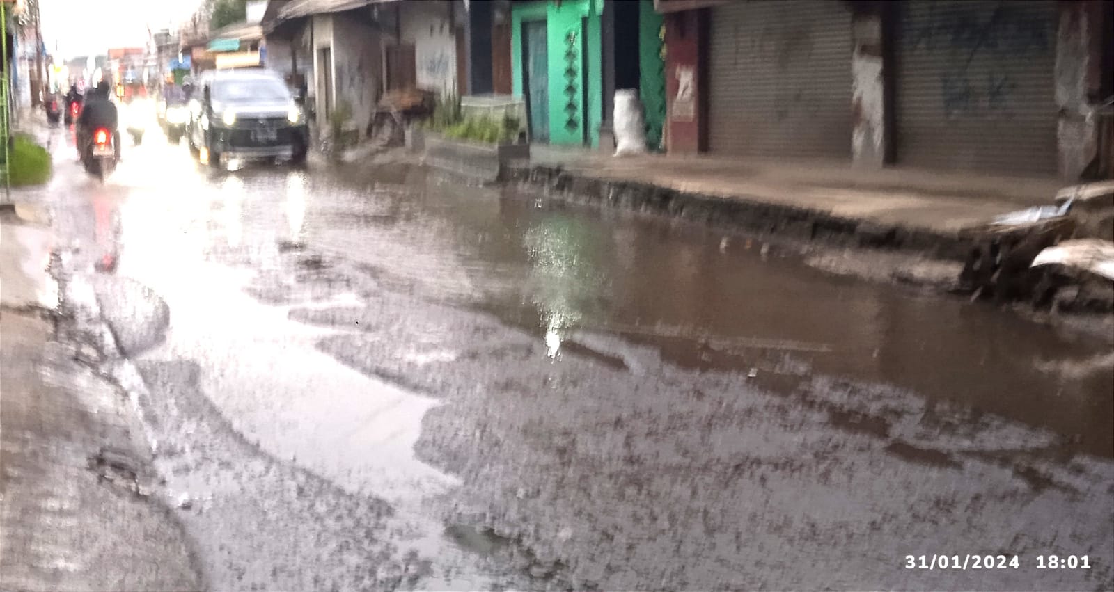 Kondisi ruas jalan Pelaukan - Pule Kecamatan Karangbahagia, Kabupaten Bekasi, Jawa Barat. (Foto : Jeje)