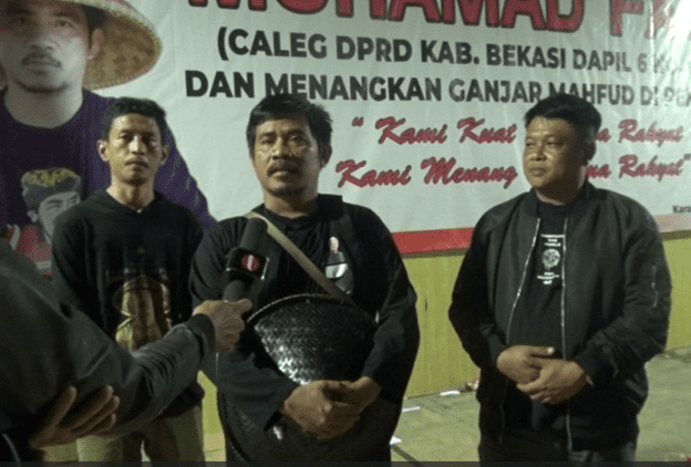 Muhamad Fauzi Caleg PDI-Perjuangan (Dapil) 6 Nomor urut 2 perkuat relawan jaga TPS di pemilu 2024. (Foto : Riyan)