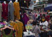 Warga Cikarang Bekasi Mulai Ramai Berburu Baju Lebaran