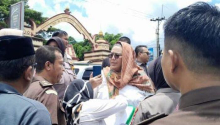 Pengacara Ngamuk di Depan Pengadilan Negeri Serang. Ada apa ?