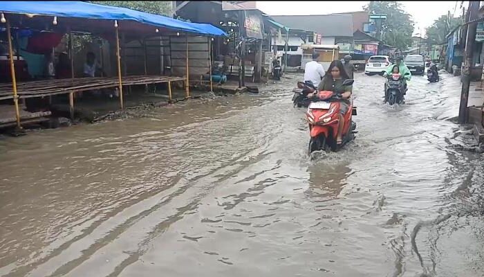 Bahaya, Warga Karangbahagia Bekasi Keluhkan Jalan Rusak di Desa Sukakarya