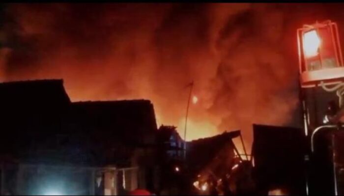 Terkena Percikan Api dari Petir, Lapak Barang Bekas di Cikarang Bekasi Ludes Terbakar