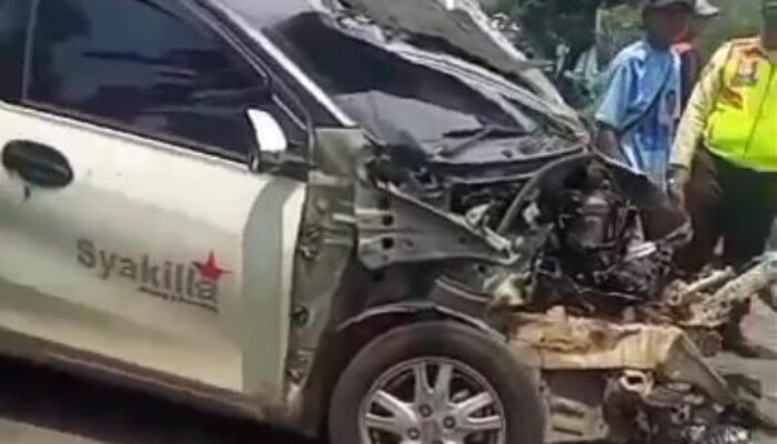 Breaking News! Ringsek, 2 Mobil Tertabrak Kereta Api di Bekasi Timur, 1 Korban Wanita Dilarikan ke RS