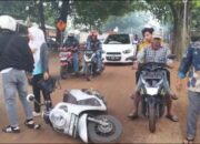 Jalanan Licin di Serang Baru Bekasi Rawan Kecelakaan Akibat Tanah Jatuh Berceceran dari Dump Truck