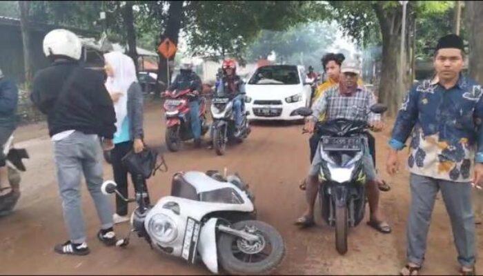 Jalanan Licin di Serang Baru Bekasi Rawan Kecelakaan Akibat Tanah Jatuh Berceceran dari Dump Truck